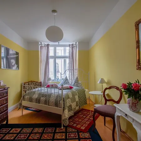 Cafe 28 & Am Markt Apartment